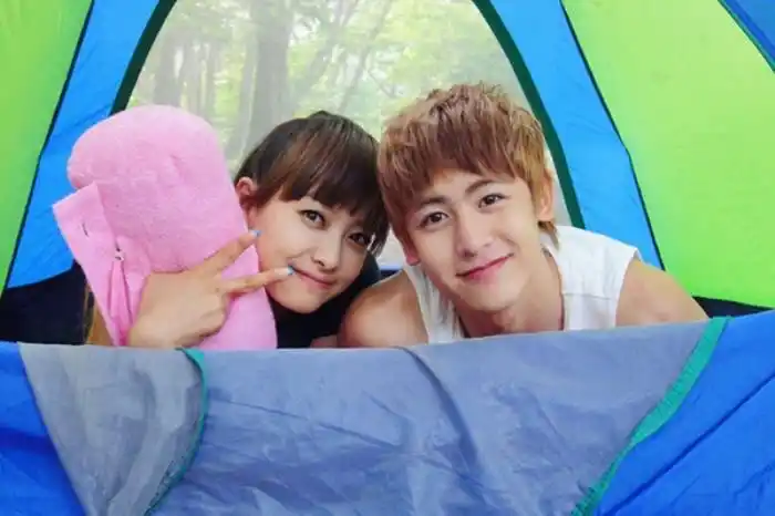 何况在2014年的时候,尼坤就和tiffany黄美英传出了绯闻.