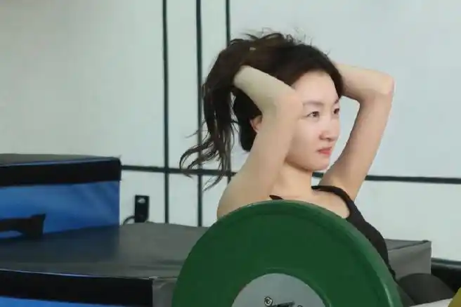 周冬雨素颜状态运动图#@周冬雨今日再晒健身照,抿嘴抱头好可爱一女的