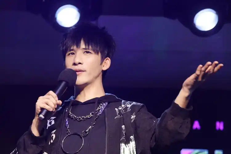 大张伟出道20年将开演唱会鞠萍姐姐助阵宣传清唱歌曲