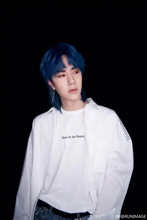 王一博74蓝发741