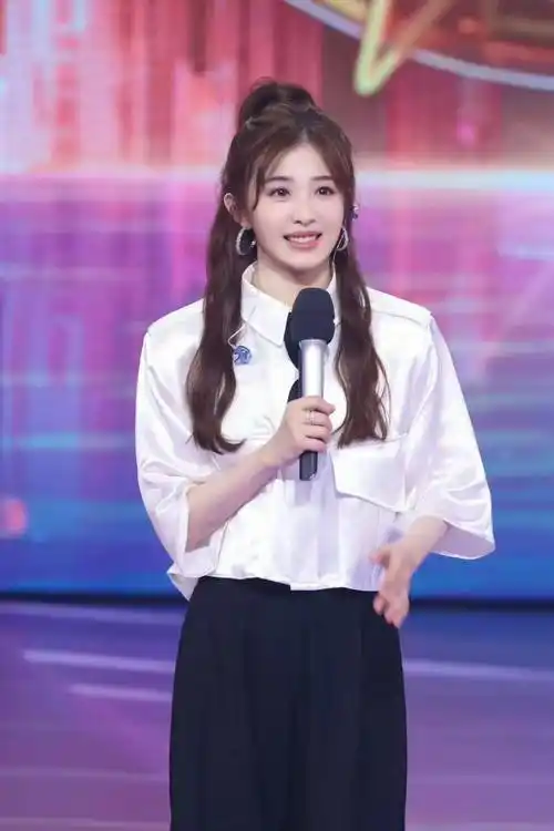 张含韵怎么突然胖成这样,穿包臀裙臃肿像阿姨,脸更是胖了一圈_显得