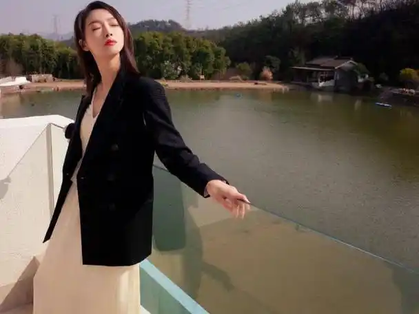 宋茜和白鹿经典时尚的春日穿搭,不如乔欣格雷系撞上多巴胺穿搭