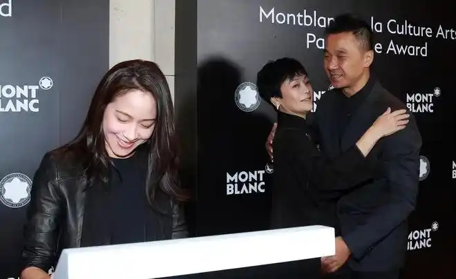 林嘉欣夫妇罕见合体她温婉打扮站姿乖巧老公努力憋笑像爸爸