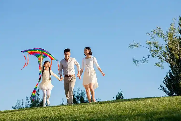 快乐一家三口公园放风筝图片