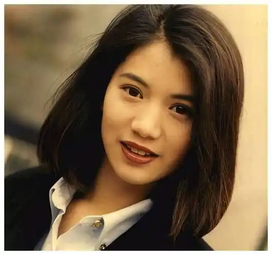 袁咏仪52岁近照曝光,素颜颜值不减,颜值教科书!_自然美_女明星_演技