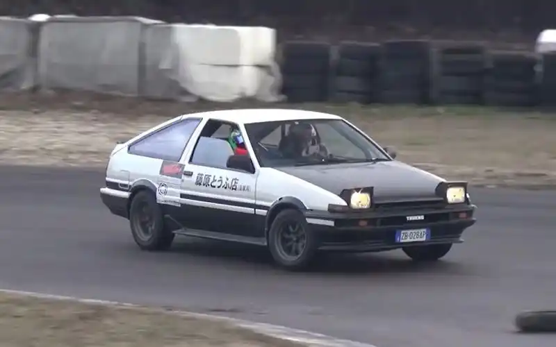 丰田ae86漂移炫技,曾经无数男孩的"梦想之车"