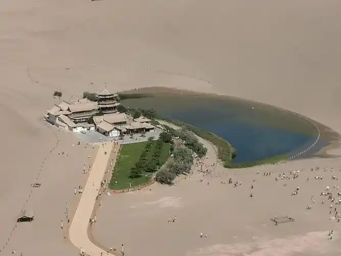 鸣沙山上俯瞰月牙湖