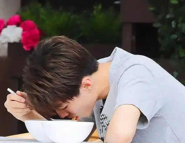 明星吃泡面王俊凯汤都不放过王源吃一锅他靠泡面娶女神