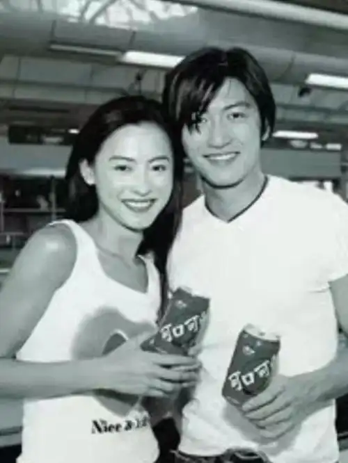 看谢霆锋和张柏芝过往的合影,两人也是真的十分相爱过的呀,两人也好有