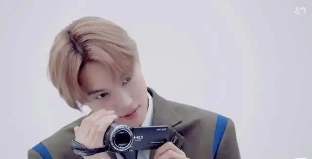 exo边伯贤打伞浪漫,朴灿烈吴世勋默契对视,金钟仁透露新专进程_表情