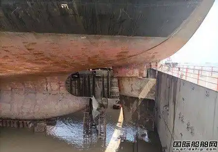 毫米级精准坐墩这家船厂满分通过msckalina轮进坞大考