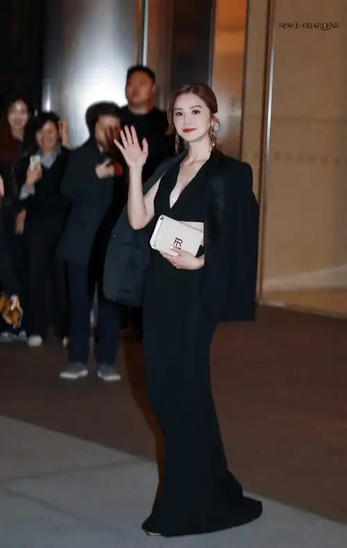 蔡卓妍超话|#阿sa蔡卓妍#  240430 ralph lauren秀场下班  明明是黑色
