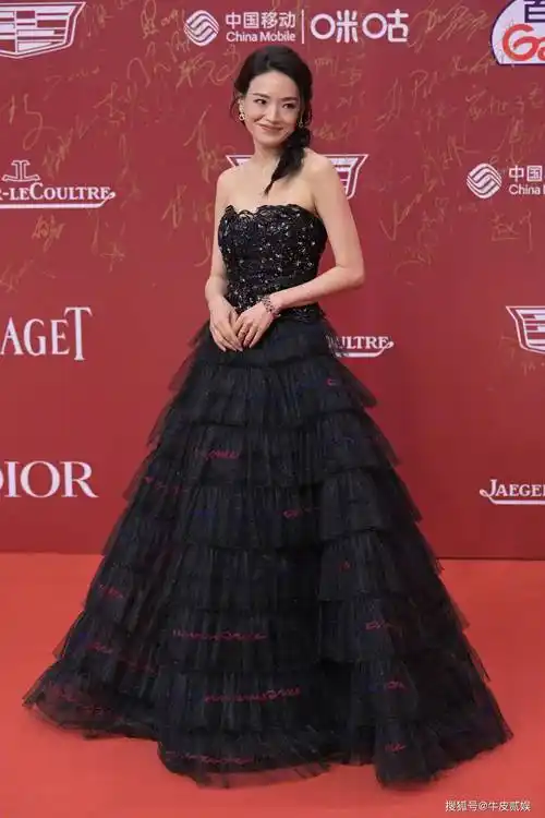 "大秀春光"还不害臊,杨颖挤不进的红毯,她却深v露背艳压全场_倪妮