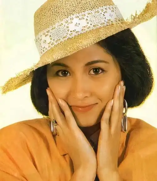 年轻时邵美琪有多迷人穿廓形外套戴编织帽短发也美出名媛范