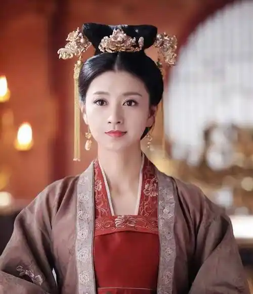 不温不火的5位女星,五官个个是"玄学",古装与现实差距很大_剧中_角色