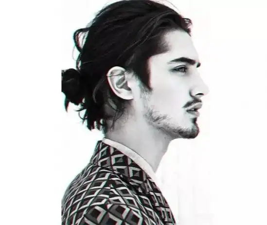 偶尔看到一些长发的男生,大部分都是玩