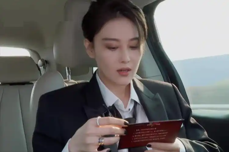 张馨予夫妇恩爱游玩丽江,何捷蹲地为老婆拍照,女儿留家上幼儿园_照片