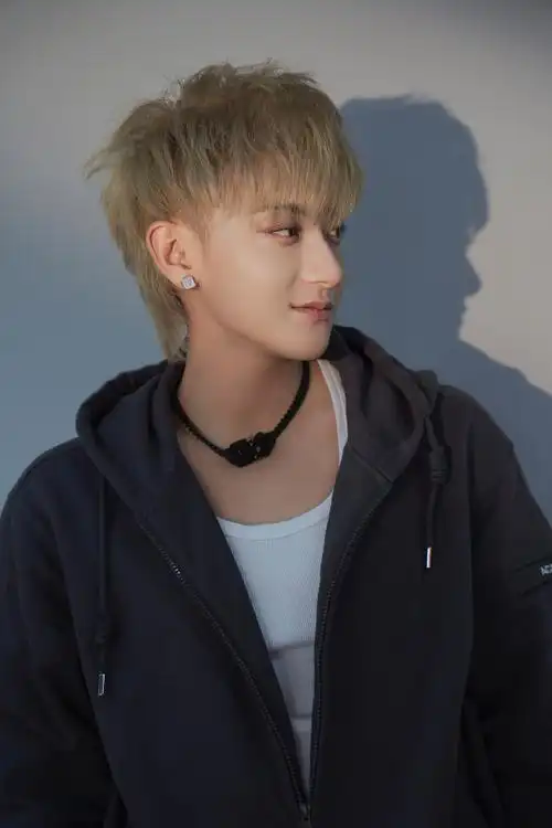 黄子韬晒照分享新发色 显白时尚超级抢眼