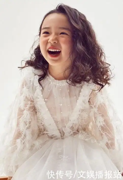 小酒窝或是拎着帆布包或是旋转跳舞,对着镜头开心大笑,天真烂漫,就像