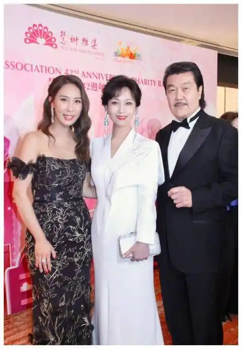 赵雅芝70岁与老公合影,网友惊讶差距,背后身份引猜测._黄锦燊_传奇_成