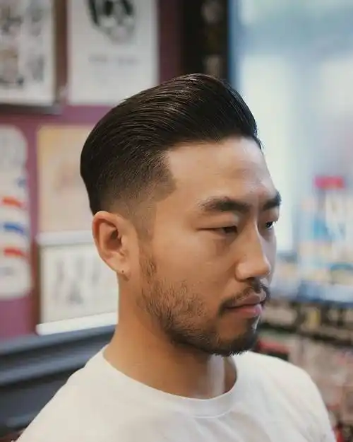 型男经典复古后背头今年很流行