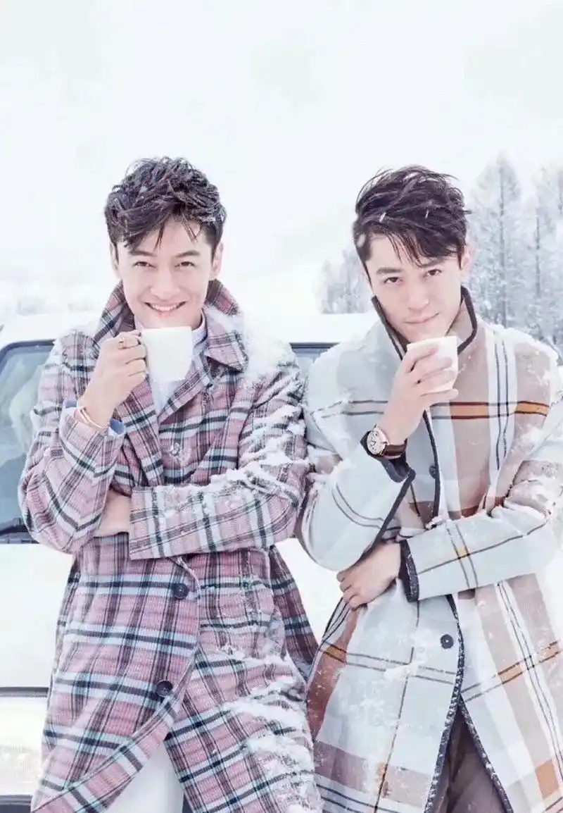 胡歌 #霍建华 早些年胡歌霍建华两人雪地照片,至今内娱没一 - 兑趑