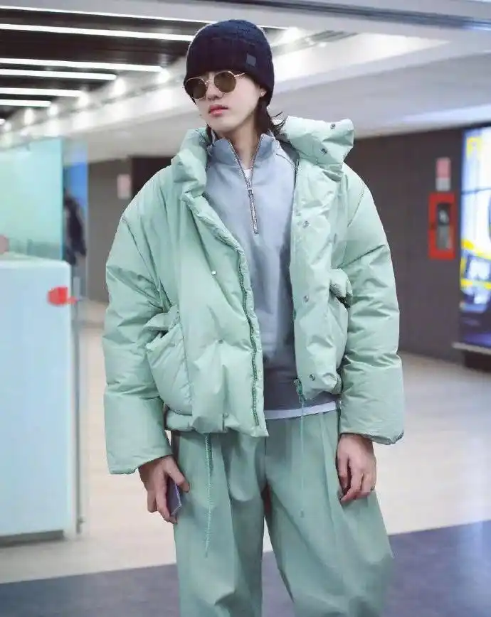 吴亦凡一身清新的薄荷绿现身 奶萌又时髦,率性利落