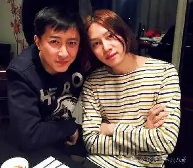 希澈曾在直播中谈起韩庚结婚的消息,称两人此前在活动上见面时聊过