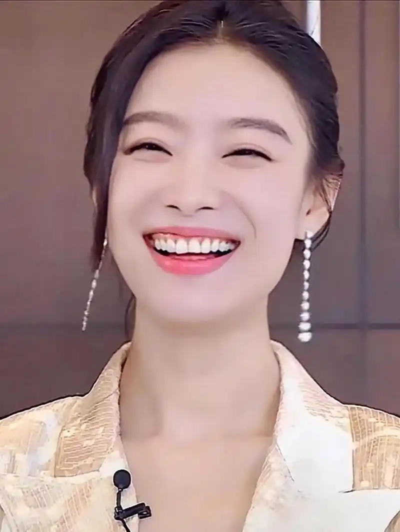 倪妮女神的气质太出众了,美的移不开眼,笑起来眼睛弯弯太好看了!