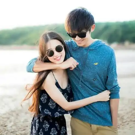 戴墨镜的恩爱眷侣好看的情侣头像图片