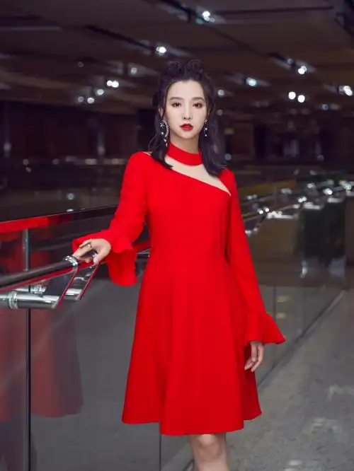 明星同款张杨果而in设计感大红裙