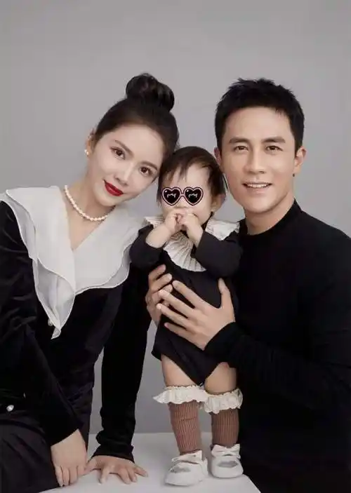 杜淳一家三口拍写真夫妻同框如两代人女儿皮肤白皙超可爱