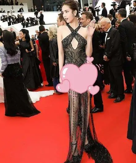 原创倪妮露背装被冻坏赵丽颖流泪,女明星为求红毯穿的少付出如此代价