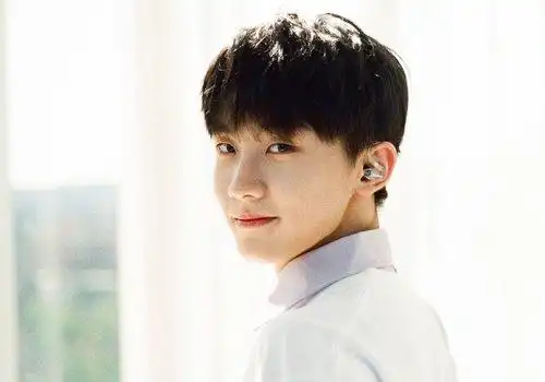 额头大的16岁男学生,夏季梳这款齐刘海蘑菇头短发发型,很流行的.