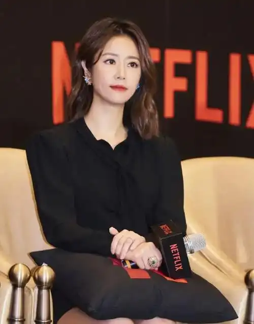 比如这款长度及肩的锁骨发就很适合林心如这种方圆脸,发型在头顶部分