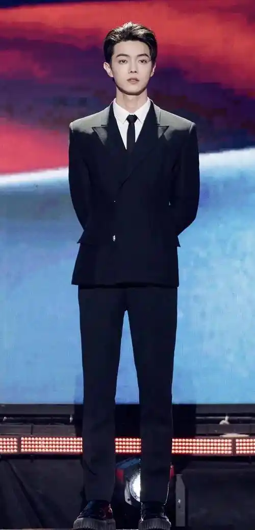 许凯合照的脖子以下全是许凯的腿,裆线和鹅脖子齐平笑鼠我了so卡大头