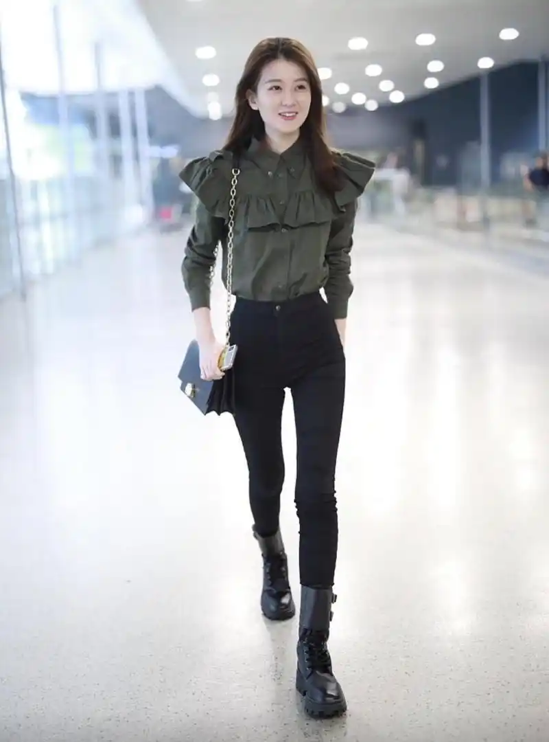 乔欣越来越漂亮了军绿色衬衫搭配黑色紧身裤飒爽干练高挑纤瘦