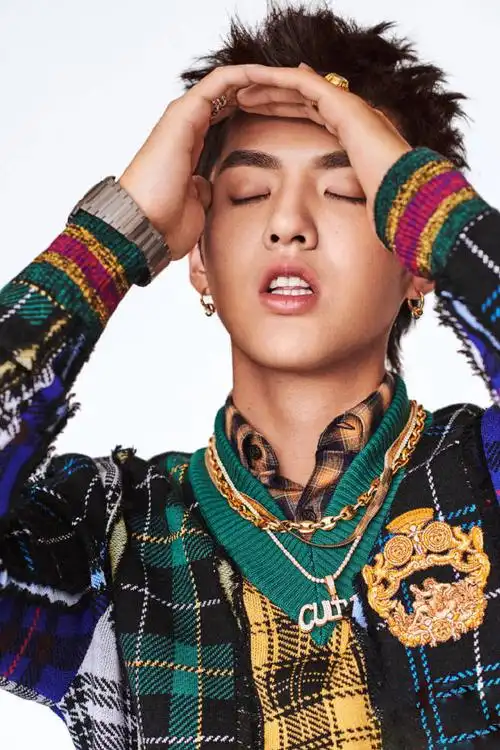 高清广州男明星吴亦凡珍珠项链黑西装精致帅气写真图片