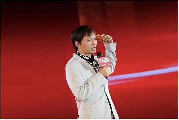 张朝阳说年轻人不能熬夜,王石称年轻人可以熬夜玩游戏,谁正确?