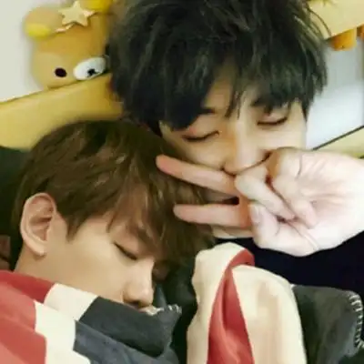 图网上惊曝朴灿烈边伯贤亲吻照难道灿白两人真有基情