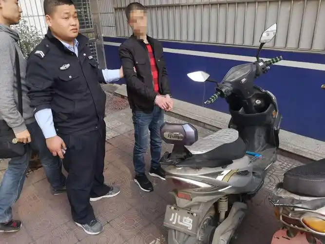 【莲湖公安 守护平安】便衣大队抓获一名扒窃嫌疑人