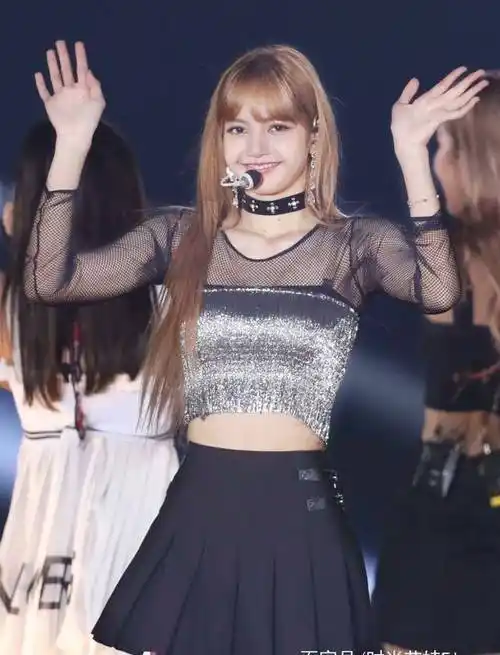 lisa身高166体重不到90,穿露脐装短裙,把蚂蚁腰大长腿都聚齐了_身材