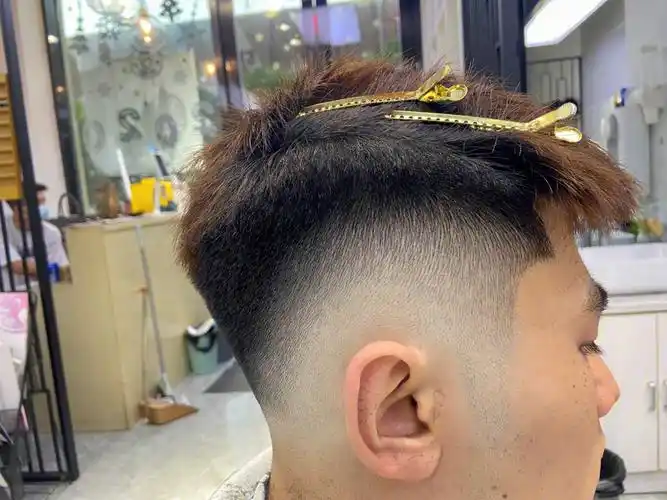 男生清爽干净渐变发型