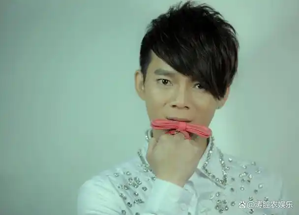 38岁歌手六哲返回老家补办婚礼!戴假发颜值遭吐槽,三个儿女陪同