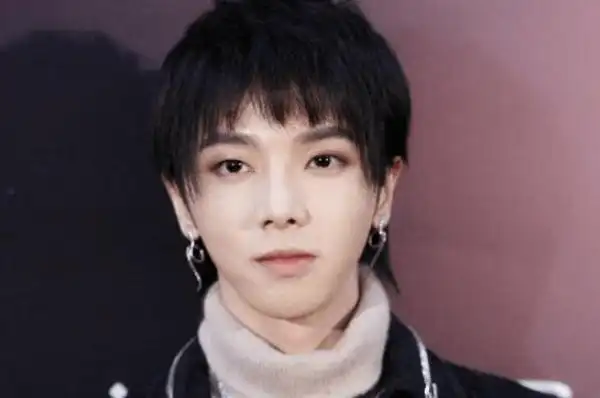 华晨宇节目被迫卸妆,素颜镜头简直一言难尽,没想到却长成这样_美颜