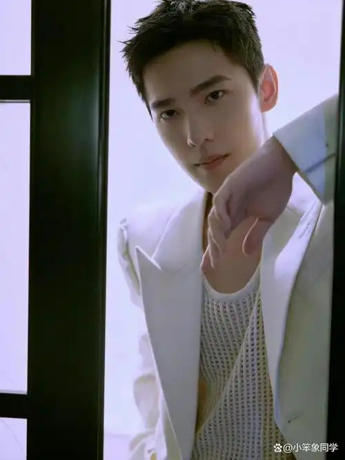 杨洋,1991年9月9日出生,今天刚好31岁.