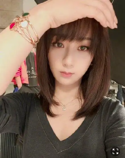 组图:杨紫绿洲分享库存自拍 齐刘海披肩长发清纯甜美_高清图集_新浪网