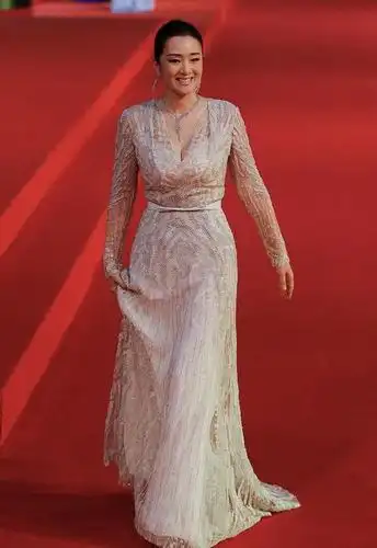 巩俐真是丰腴女神的代表穿金色连衣裙高调亮相靠气场就赢了