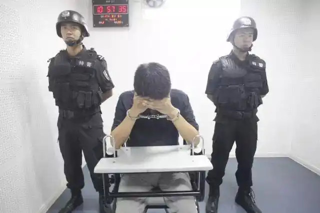 一男一女,因情殇,男子杀了女子,后嫌疑人孙继龙犯案后逃逸,并漂白身份