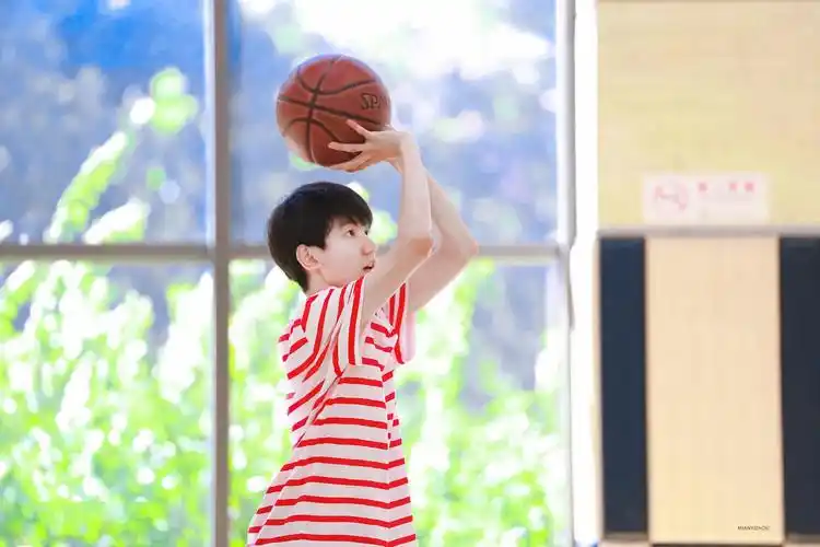 那年夏天的清爽男孩王源打篮球超级热血